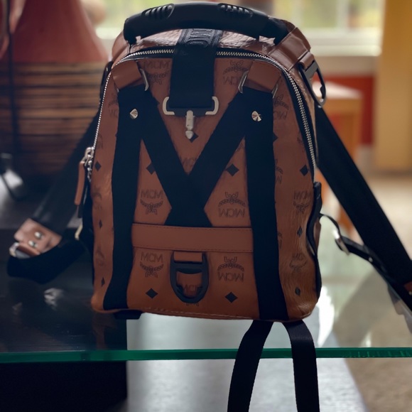 Medium sized MCM backpack. Fanny pack included. - Picture 4 of 5